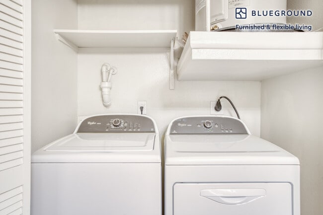 Building Photo - 11601 Century Oaks Terrace