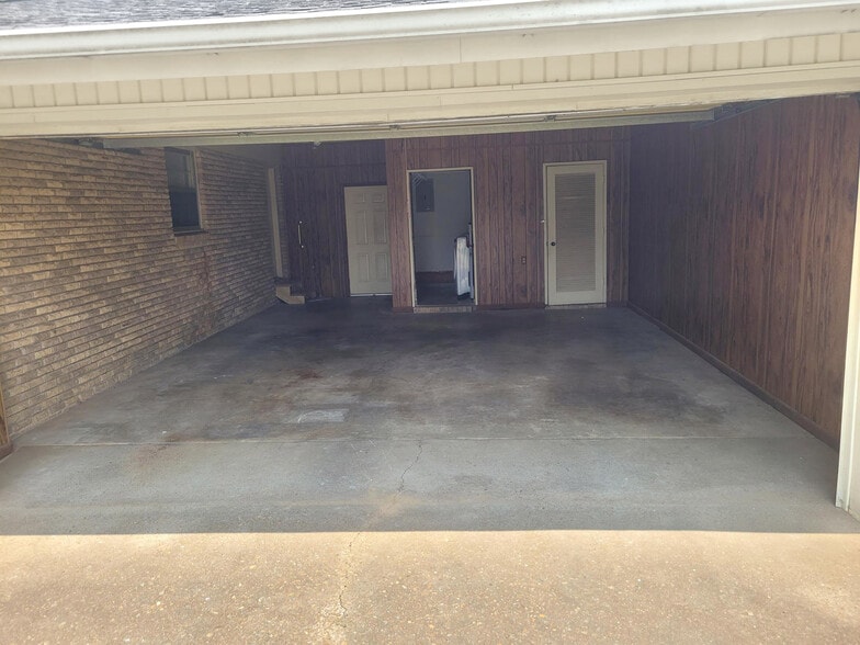 Building Photo - 2021 Greenbrier Rd