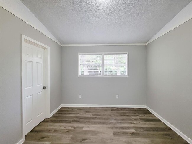 Building Photo - 405 Silver River Dr