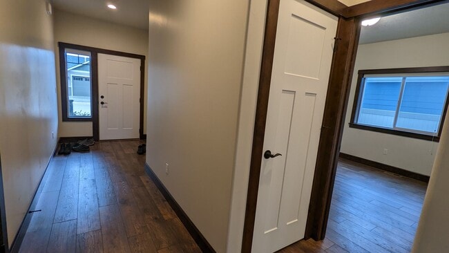 Building Photo - Garden Grove Rancher