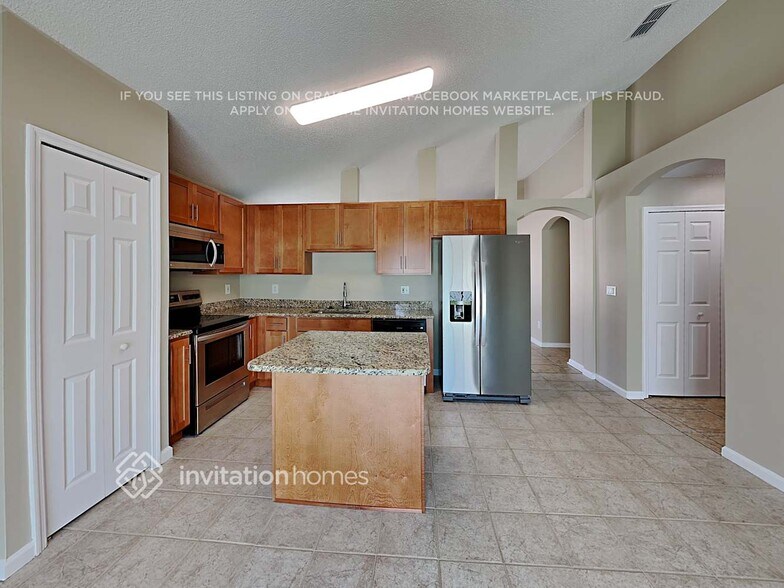 Building Photo - 2800 Falcon Crest Pl