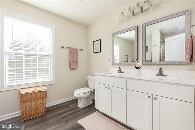 Building Photo - 321 Whispering Echos Dr