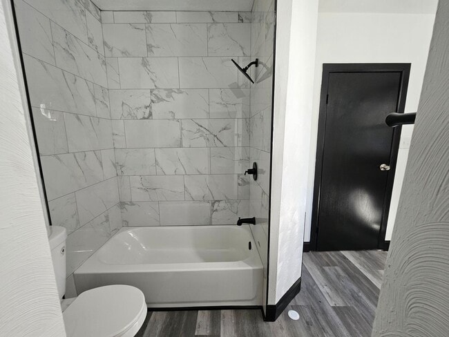 Building Photo - Fully Updated 3 bedroom 1 bath house for r...