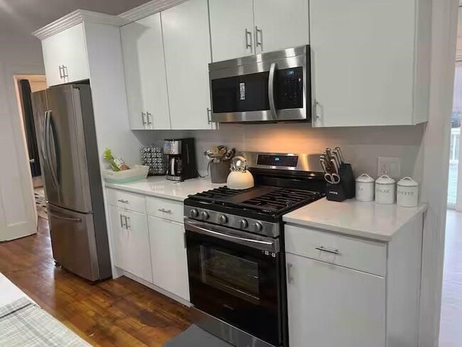 Building Photo - 15 Broadway Ave