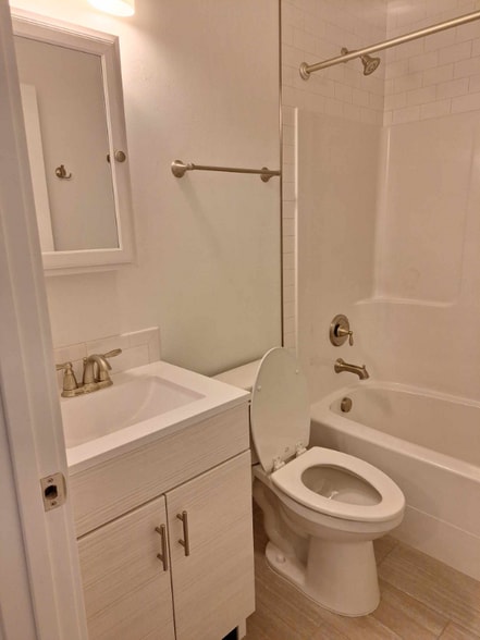 Building Photo - 709 S Oak St