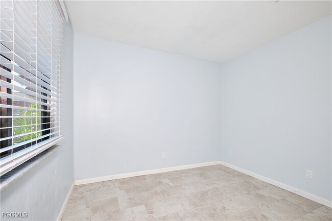 Building Photo - 824 Alderman St