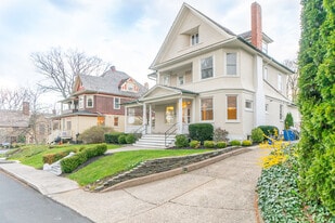 Building Photo - 221 E Burke St