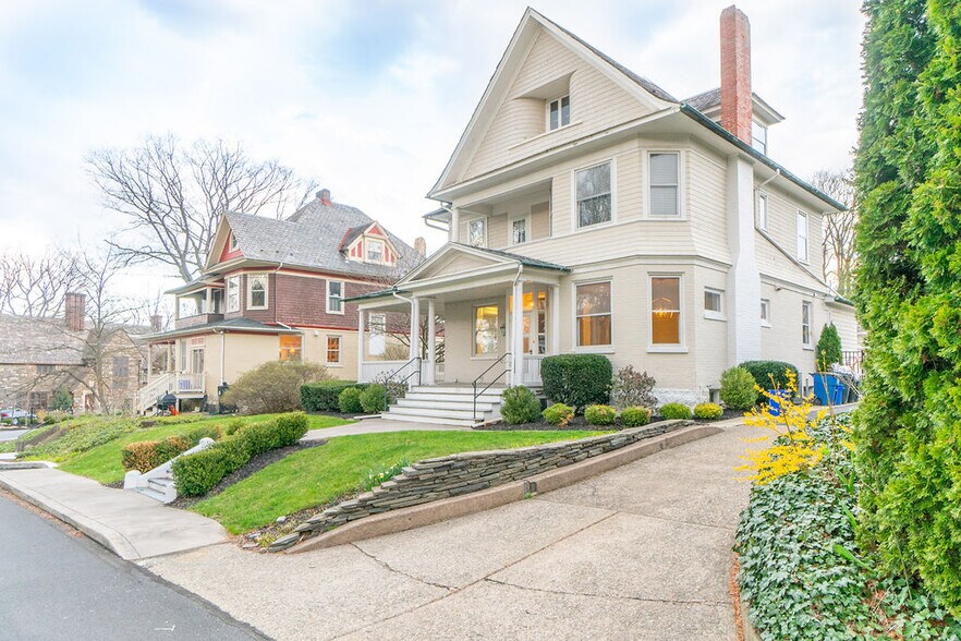 Primary Photo - 221 E Burke St