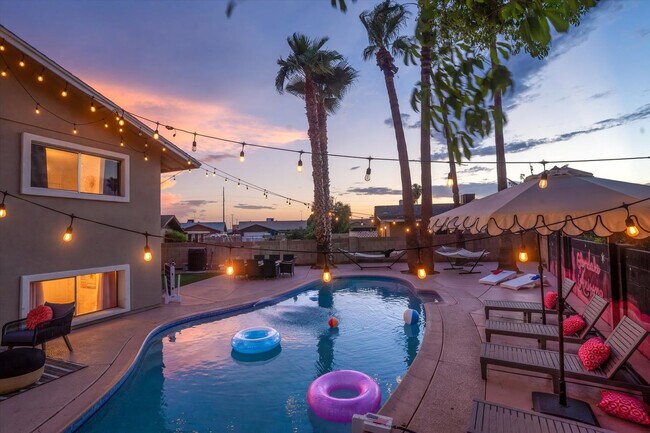 Building Photo - 5747 N 48th Ln