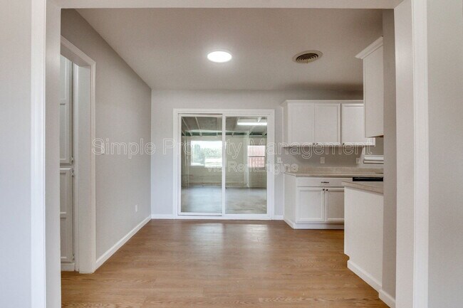 Building Photo - 813 S Midwest Blvd