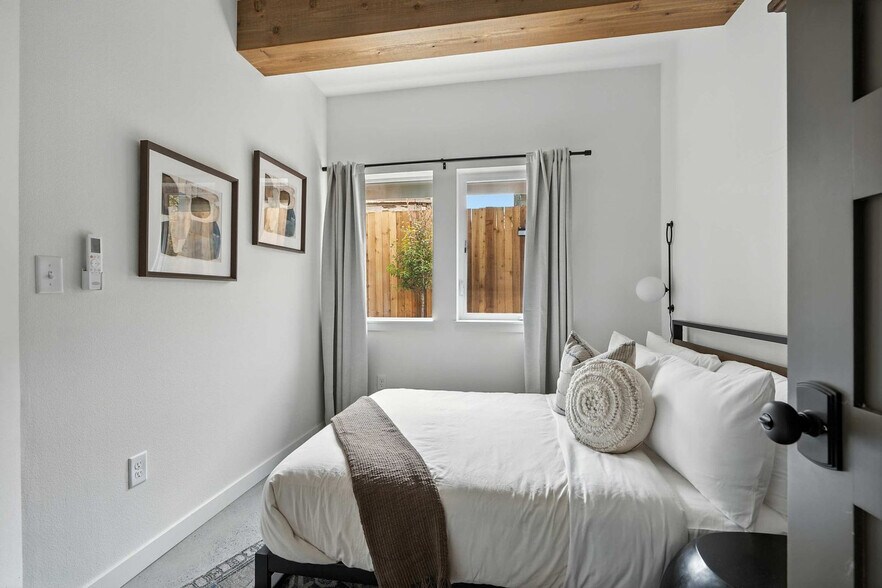 Building Photo - 925 NE 23rd Ave