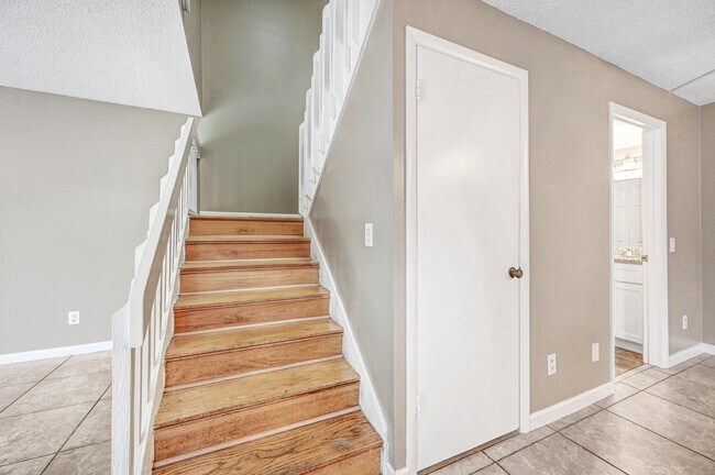Building Photo - 2111 Vista Oaks Cir NE