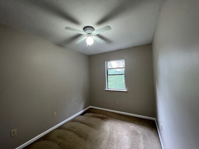 Building Photo - University Place 1- Charming Townhouse Apartment