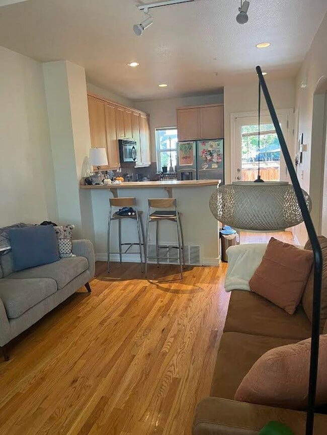 Building Photo - Charming 2 Bed/1.5 Bath Townhome Near Downtown Boulder