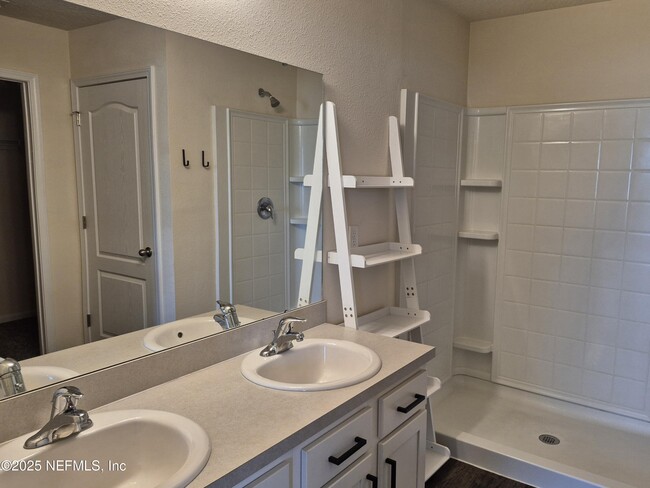 Building Photo - 2537 Oak Stream Dr