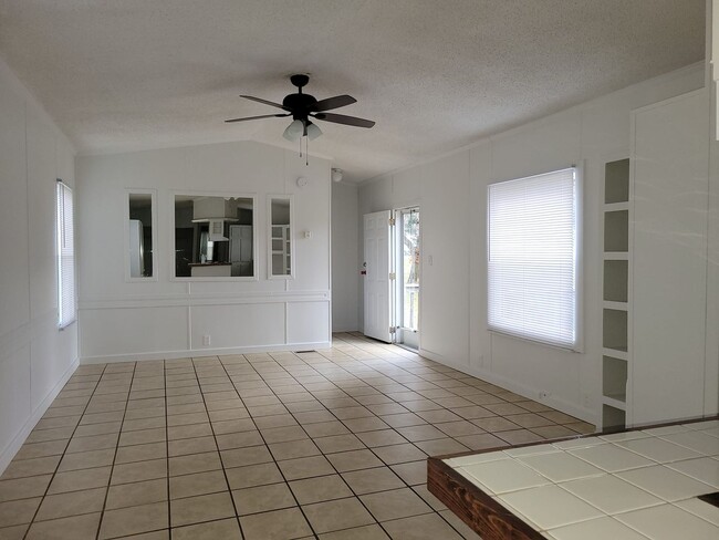 Building Photo - Ready to Move in!