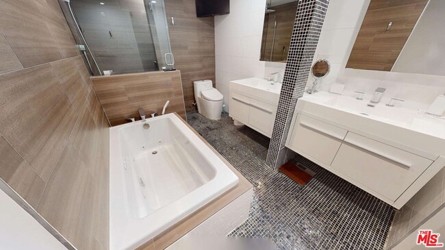 Building Photo - 2160 Century Pk E