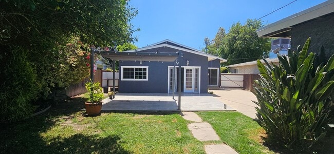Building Photo - 2 Bed / 1 Bath Home with Gorgeous Backyard...