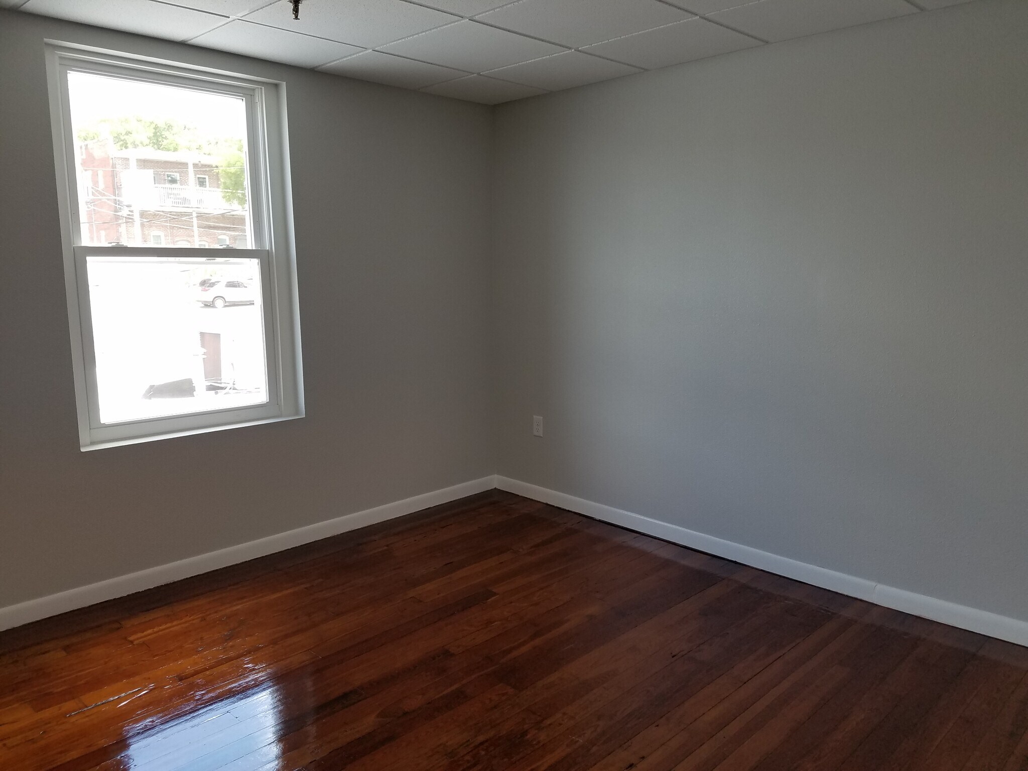 Building Photo - 115 E 4th Ave