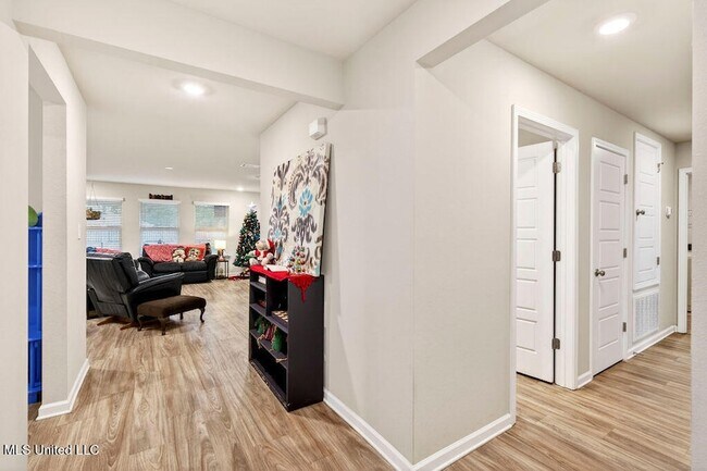 Building Photo - 1086 Enclave Cir