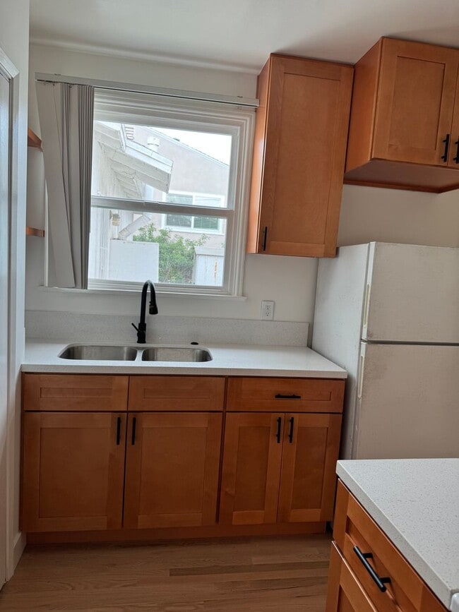 Building Photo - COMPLETELY REMODELLED 1 BEDROOM DUPLEX FOR LEASE!