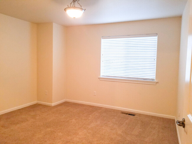 Building Photo - Cute, clean 2 bedroom downstairs apartment...