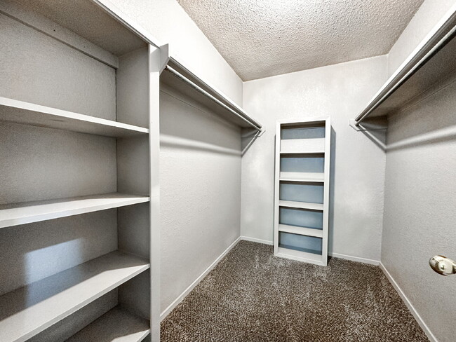 Building Photo - Updated 2-Story Duplex!