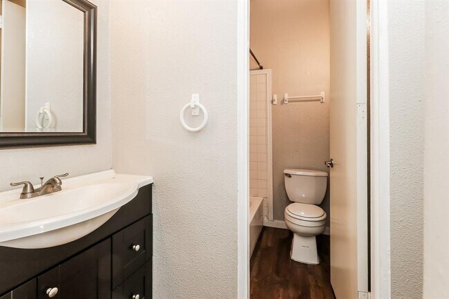 Building Photo - 2 Lakeway St