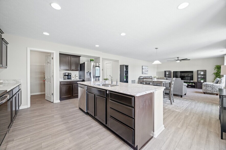 Building Photo - 4007 Woodview Dr