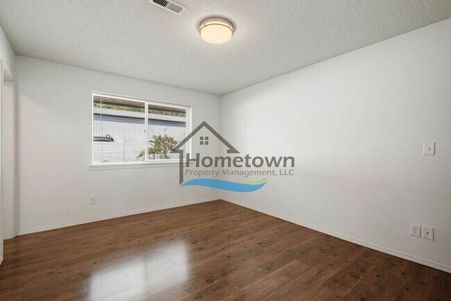 Building Photo - 3 Bedroom Home with Attached 3-Bay Garage ...