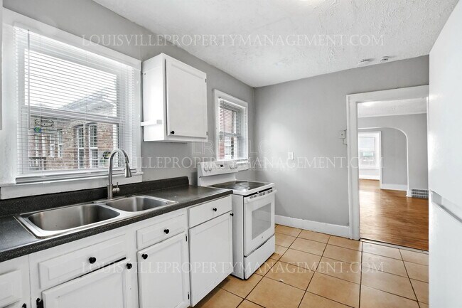 Building Photo - 664 Lindell Ave
