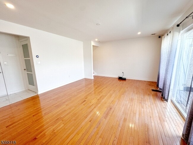 Building Photo - 466 Pompton Ave