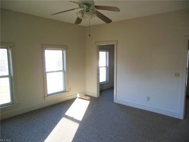 Building Photo - 362 W Main St