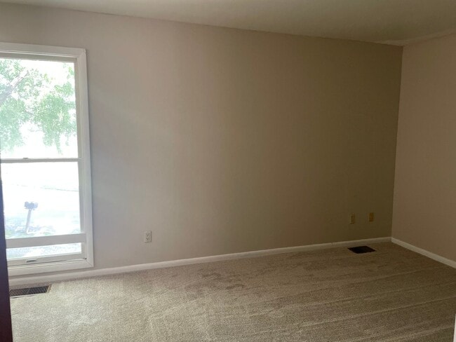 Building Photo - 2 Bed/1.5 Bath Condo Close to UIHC!