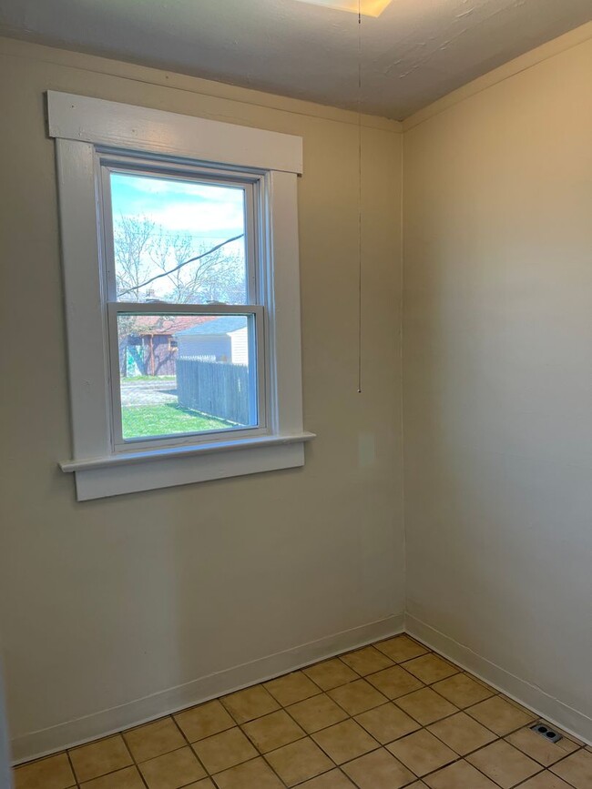 Building Photo - **REMODELED 4-BEDROOM/2-BATH HOUSE IN NORT...