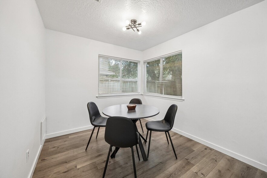 Building Photo - 10826 Lynbrook Dr