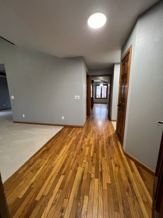 Building Photo - 5 bedroom/3 bath w/mother in law style qua...