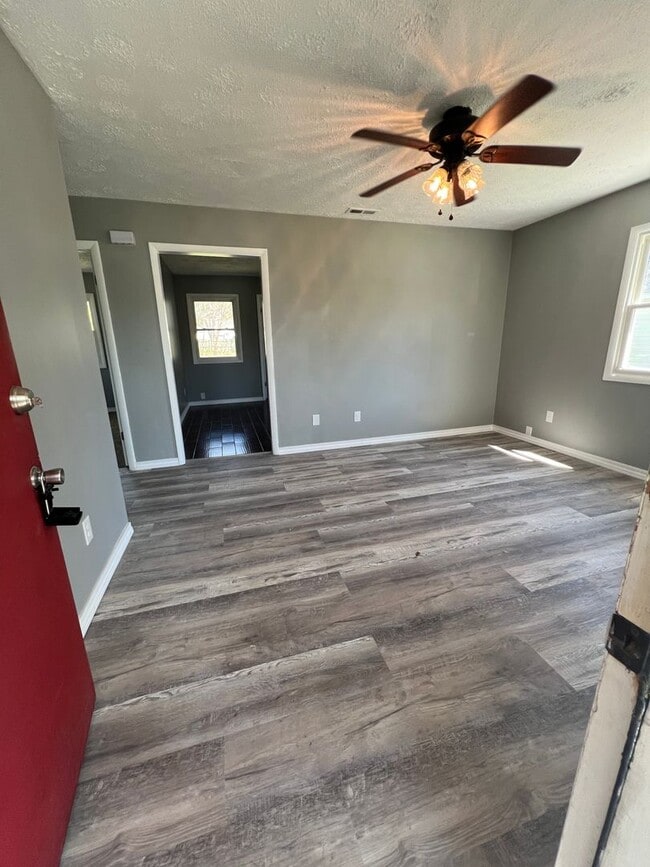Building Photo - 3 bedroom/1 bathroom house