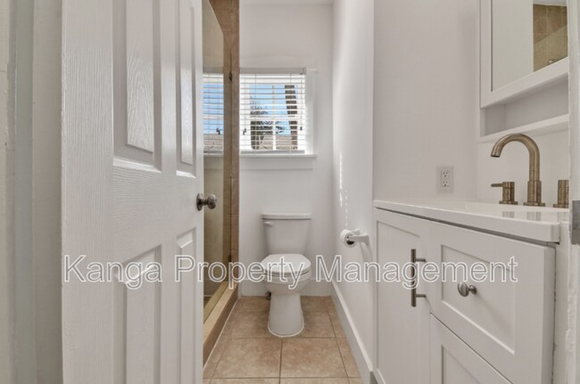 Building Photo - 208 S K St