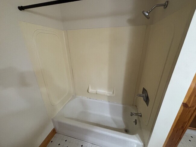 Building Photo - Sun-Drenched & Spacious 1BR Apartment in South Berwick