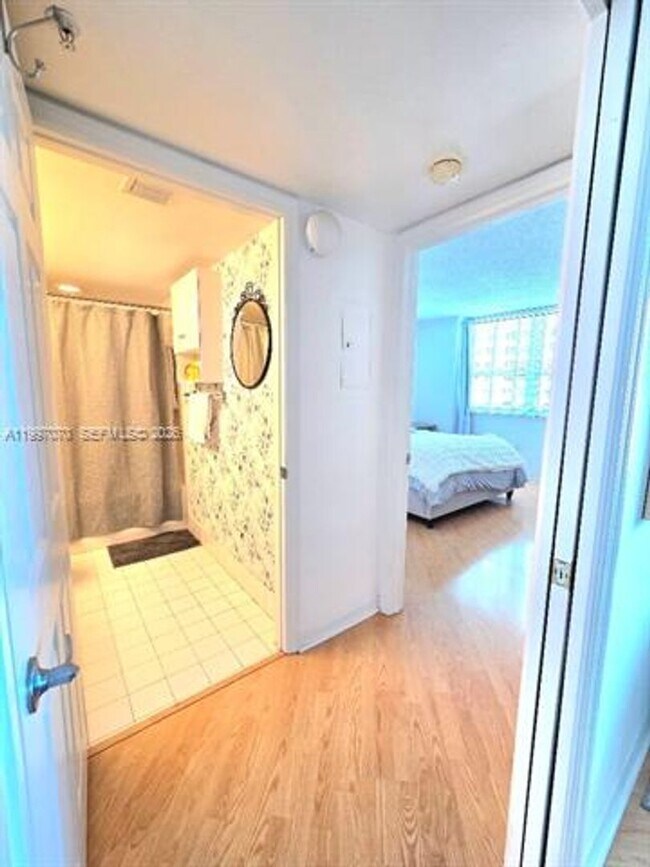 Building Photo - 1155 Brickell Bay Dr