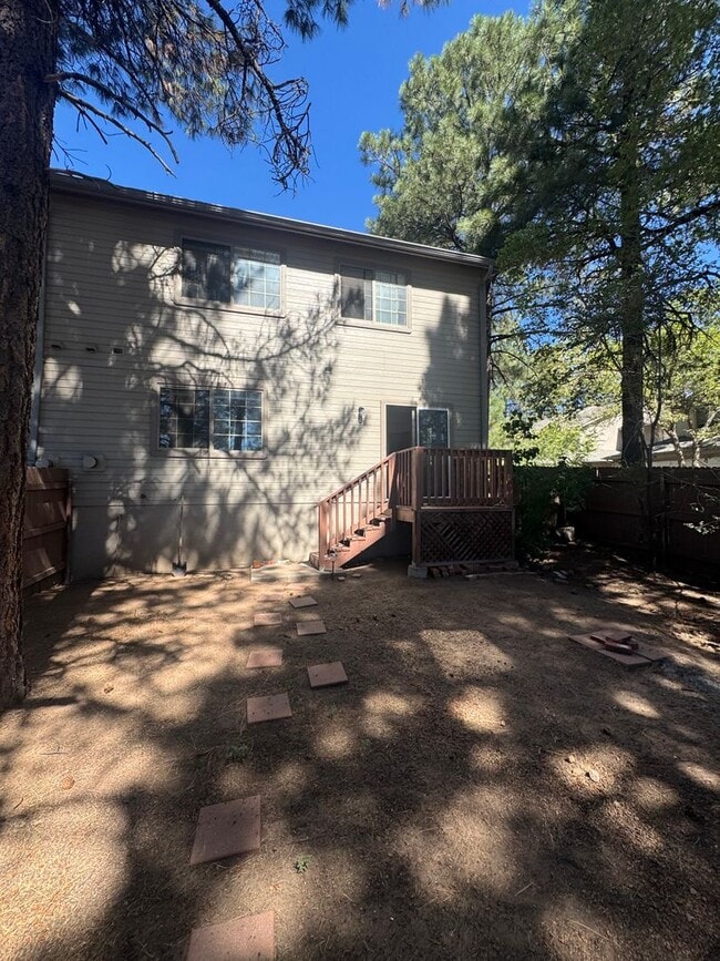 Building Photo - Ready For Move-In! Two-Level Townhome with...
