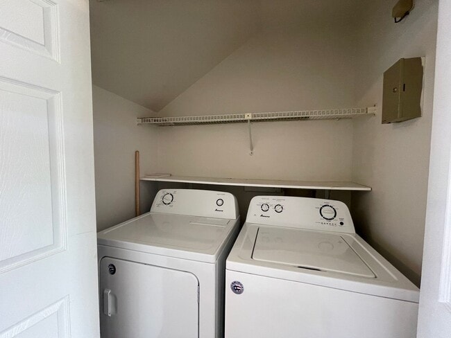 Building Photo - 2 Bedroom Townhouse Near Southdowns & the ...