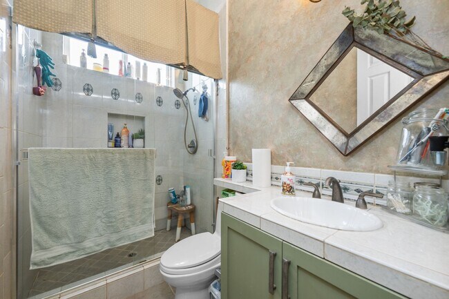 Building Photo - Expansive estate style home - 5 minute drive to SDSU!