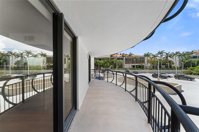 Building Photo - 2843 S Bayshore Dr