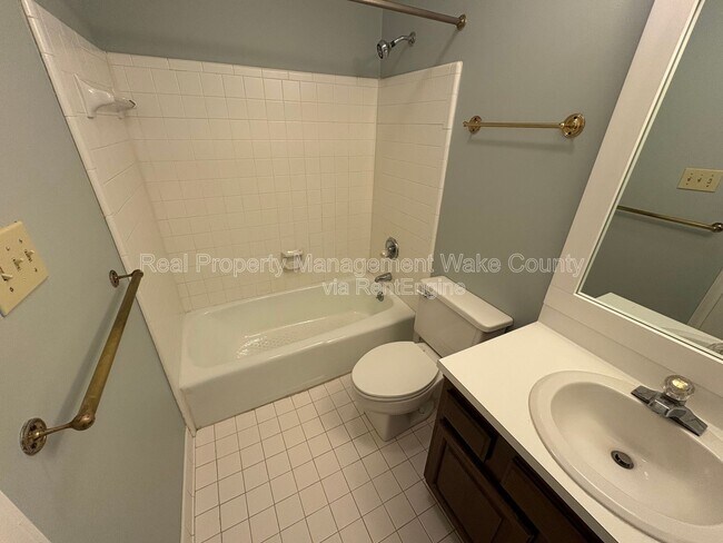 Building Photo - 700 Bishops Park Dr