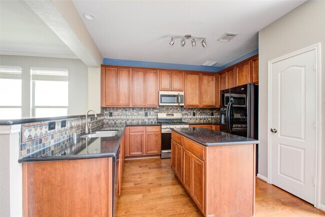 Building Photo - 16110 Limestone Lake Dr