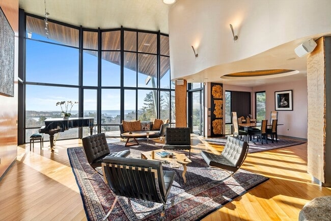 Building Photo - 370 Summer St