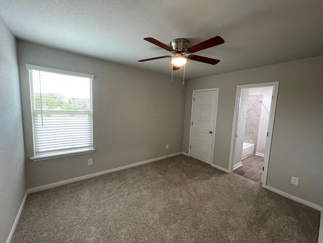 Building Photo - 3 Bedroom, 2.5 Bathroom, Two-story Duplex with a huge back yard in New Braunfels!