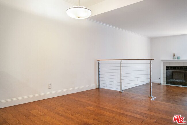 Building Photo - 6638 Clybourn Ave
